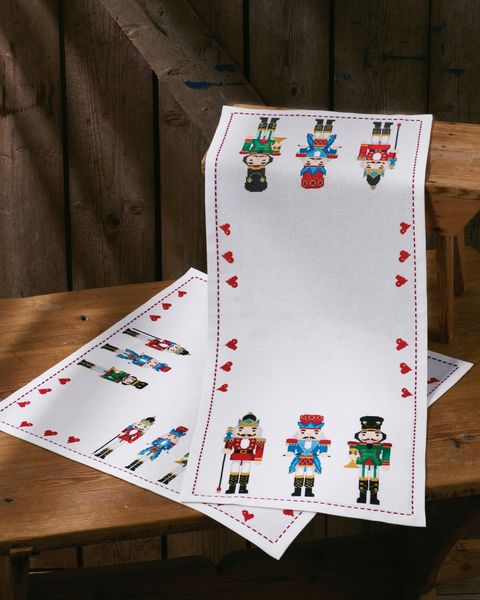 Nøtteknekkere løper 34x86cm